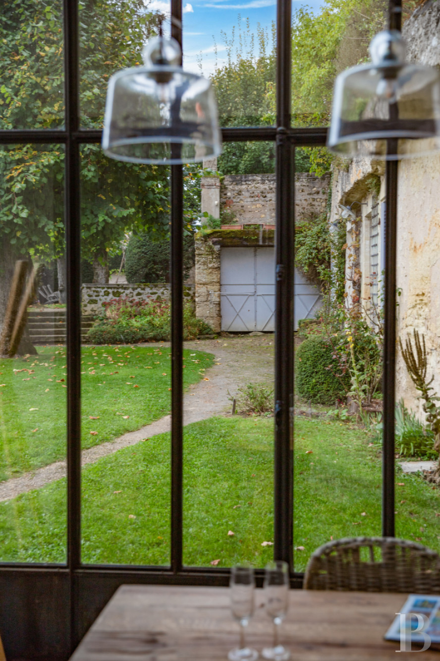 En Indre-et-Loire, sur les hauteurs d’un village, près d’Amboise, un château et son hameau en bordure de forêt - photo  n°31